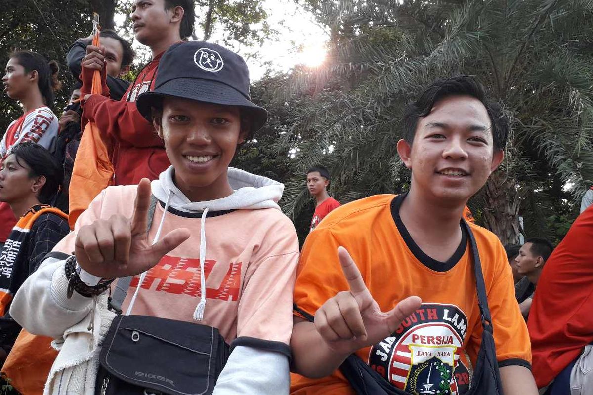 Jakmania asal Lampung habiskan satu malam perjalanan untuk dukung Persija Jakarta di GBK pada Rabu (10/07/2019).