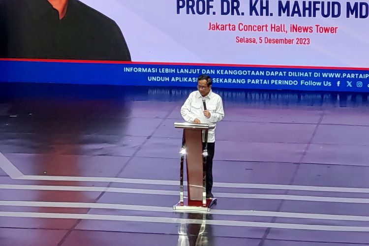 Calon wakil presiden nomor urut 3, Mahfud MD saat berpidato di hadapan para ulama, dan pimpinan pondok pesantren se-Jabodetabek, di Jakarta Pusat, Selasa (5/12/2023) malam.