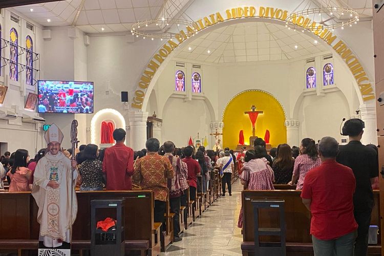 Melihat Khidmatnya Jumat Agung di Gereja Katedral Semarang 