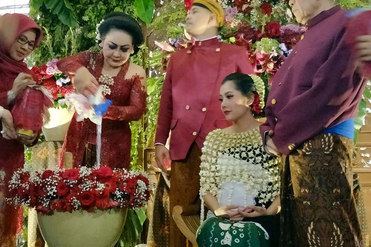Artis peran Ardina Rasti (duduk) menjalani acara siraman tujuh bulanan kehamilannya dalam adat Jawa di Pendopo Kemang, Jakarta Selatan, Minggu (30/9/2018).