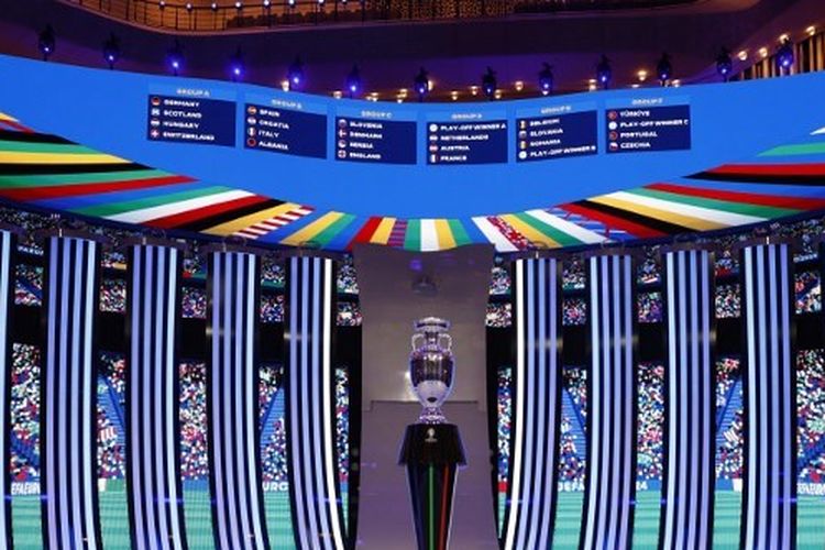 Trofi Piala Eropa dipajang pada saat undian Euro 2024 di Festhalle, Hamburg, Jerman, pada Sabtu (2/12/2023). Turnamen Euro 2024 bakal diselenggarakan di Jerman pada 14 Juni sampai dengan 14 Juli 2024. (Foto oleh Odd ANDERSEN / AFP)