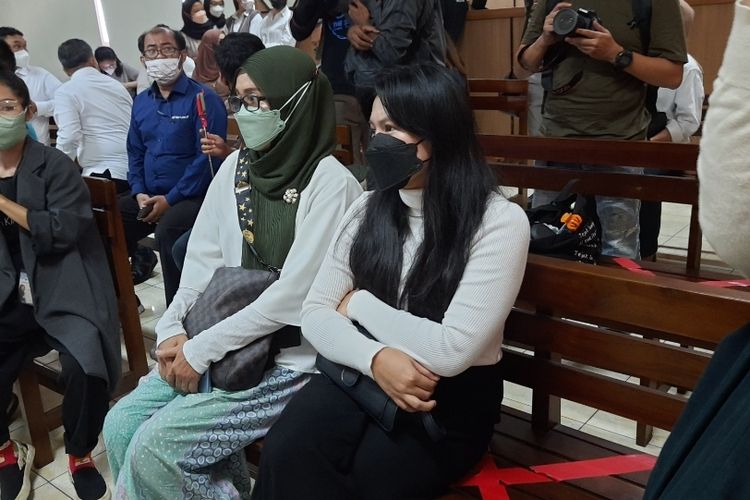 Ibu Adam Deni (berjilbab hijau), dan Elsya Rosana (berbaju putih) menghadiri sidang pembacaan dakwaan Adam Deni di Pengadilan Negeri (PN) Jakarta Utara, Senin (14/3/2022).