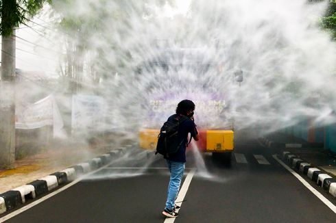 Sterilisasi Tebet, Polda Metro Jaya Kerahkan 2 Water Cannon untuk Semprot Disinfektan