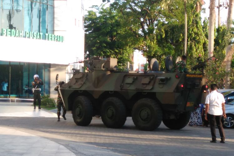 Kendaraan panser yang disiagakan berjaga di halaman parkir RSU dr. Soetomo.