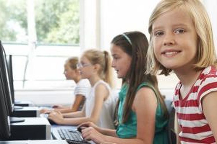 Anak-anak mahir mengoperasikan komputer