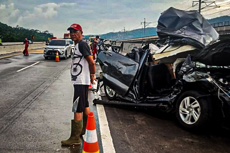 Kecelakaan maut terjadi di KM 112 Tol Cipularang, Kabupaten Bandung Barat (KBB), Jawa Barat, Selasa (2/12/2025).