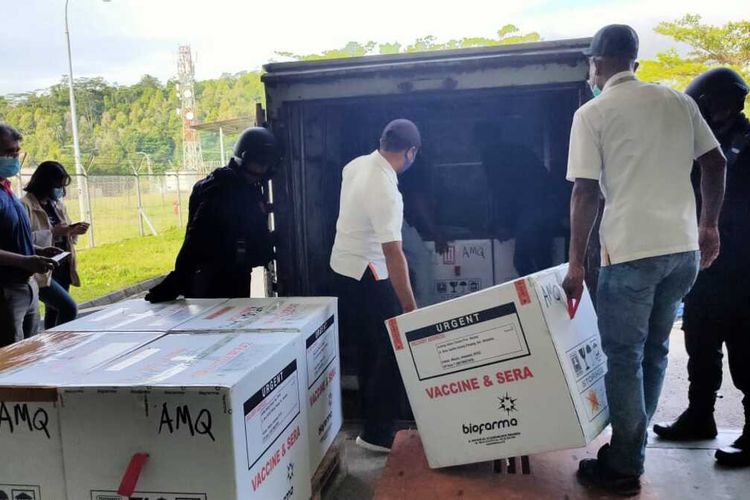 Vaksin COVID-19 untuk provinsi Maluku tiba di bandara Pattimura Ambon, Senin (4/1/2021)