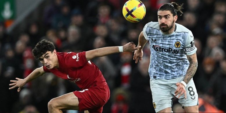 Bek Liverpool, Stefan Bajcetic (kiri), berebut bola dengan gelandang Wolverhampton Wanderers, Ruben Neves, dalam pertandingan Premier League di Stadion Anfield, Liverpool, Rabu (1/3/2023).