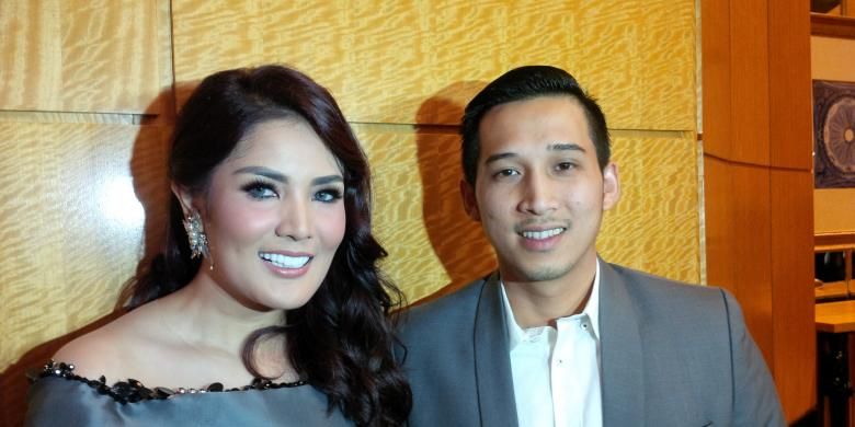 Penyanyi Nindy Ayunda bersama suaminya, Askara Parasady Harsono, diabadikan di Hotel Mulia, Senayan, Jakarta Pusat, Sabtu (23/1/2016).