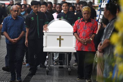 Jenazah Lukas Enembe Masih Diarak, Pemakaman Batal Digelar Hari Ini