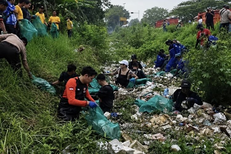 Bupati Indramayu Lucky Hakim Terjun ke Sungai Angkut Sampah Menumpuk