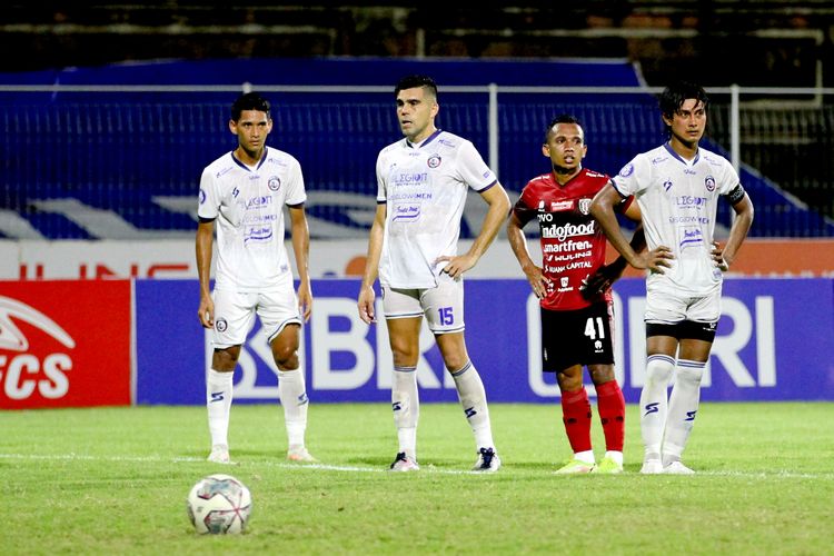 Pemain Bali United Irfan Jaya diantara pemain Arema FC Ryan Kurnia, Fabiano Beltrame dan Johan Ahmat Farizi saat pertandingan pekan 31 Liga 1 2021-2022 yang berakhir dengan skor 2-1 di Stadion I Gusti Ngurah Rai Denpasar, Selasa (15/3/2022) sore.