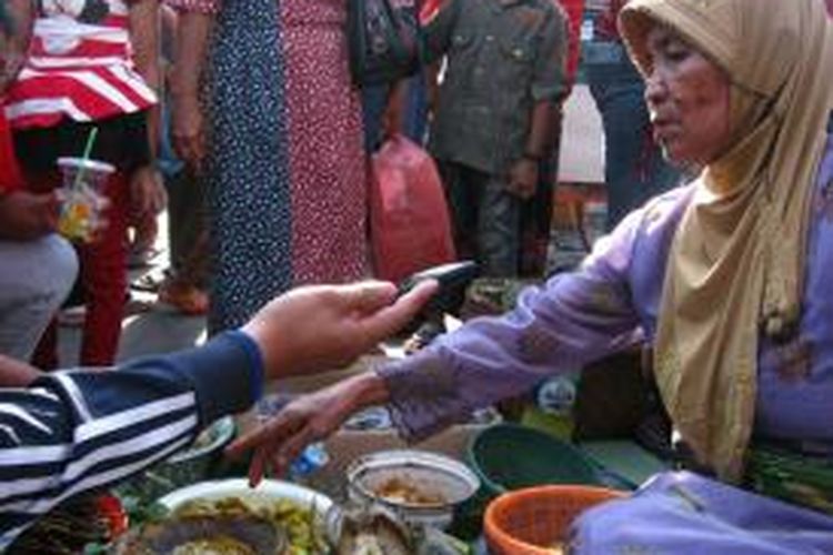 Penjual telur mimi, di halaman Masjid Agung Kaliwungu.