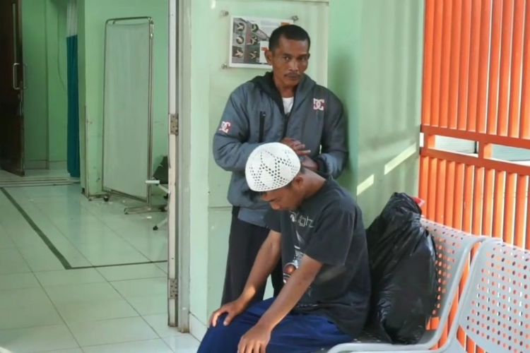 TB (18) salah seorang korban miras oplosan saat memeriksakan kondisi kesehatannya di RSUD Cicalengka, Kabupaten Bandung, Rabu (11/4/2018).
