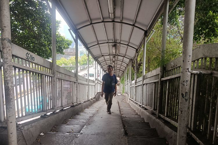 Tangga JPO Halte Kota Bambu Jakbar Curam dan Licin, Warga Lansia Minta Dipasangi Lift