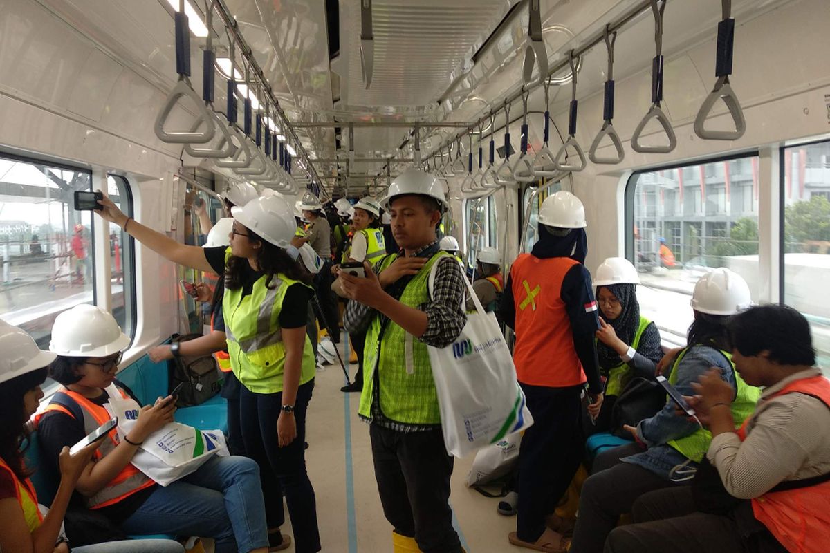 Wartawan Balai Kota DKI Jakarta mencoba naik mass rapid transit (MRT) dari Bundaran HI ke Lebak Bulus.