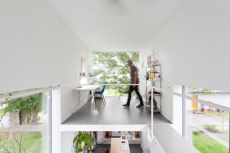 Home office memanfaatkan lantai mezanin yang super kreatif
