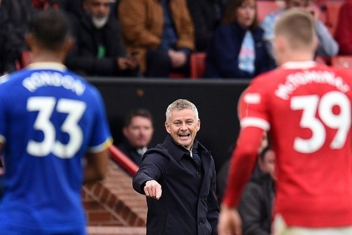 Pelatih Manchester United Ole Gunnar Solskjaer terpaksa mempertahankan diri usai mencadangkan beberapa pemain inti pada laga Liga Inggris kontra Everton, Sabtu (2/10/2021) malam WIB.