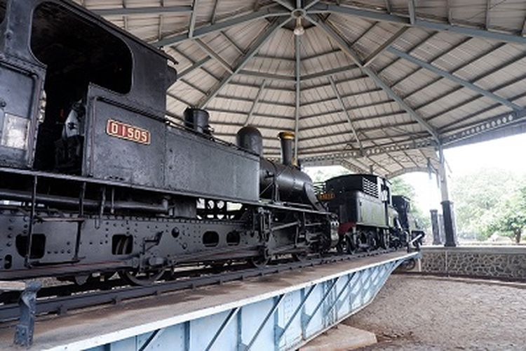 Kereta Presiden RI 1 (IW-8) dan Wakil Presiden RI (IW-7) yang terkenal dengan sebutan Kereta Api Luar Biasa di Museum Transportasi, TMII.