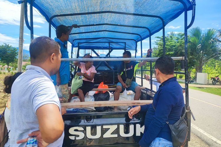 Warga Timor Leste saat diamankan bersama sejumlah barang belanjaan yang dimuat di mobil bak terbuka di Atambua, Kabupaten Belu, Nusa Tenggara Timur (NTT) 