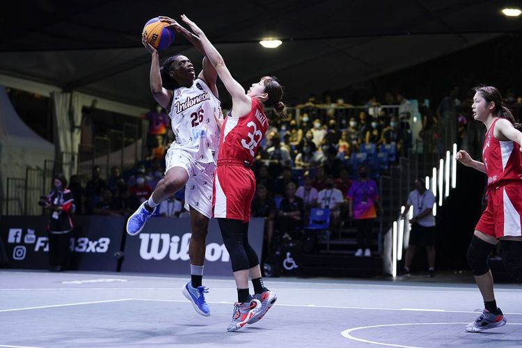 Pebasket putri Indonesia, Kimberley Pierre Louis, beraksi dalam laga FIBA 3x3 Asia Cup 2022 melawan Jepang di Central Singapura, Minggu (10/7/2022) malam. Indonesia menang 21-17 dalam perebutan posisi ketiga event tersebut.