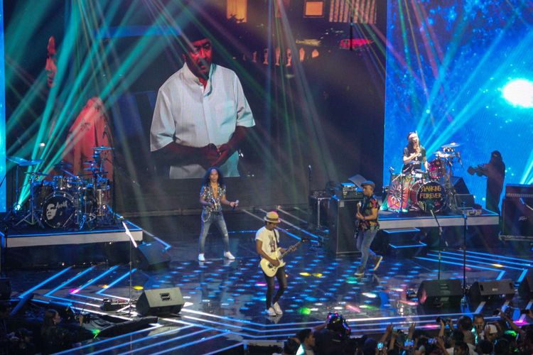 Slank turut menghibur para penonton di Mega Konser Akhir Cinta Si Doel di Studio RCTI plus,Kebon Jeruk, Jakarta Jumat(17/1/2020). Slank membawakan  lagu Terlalu Manis