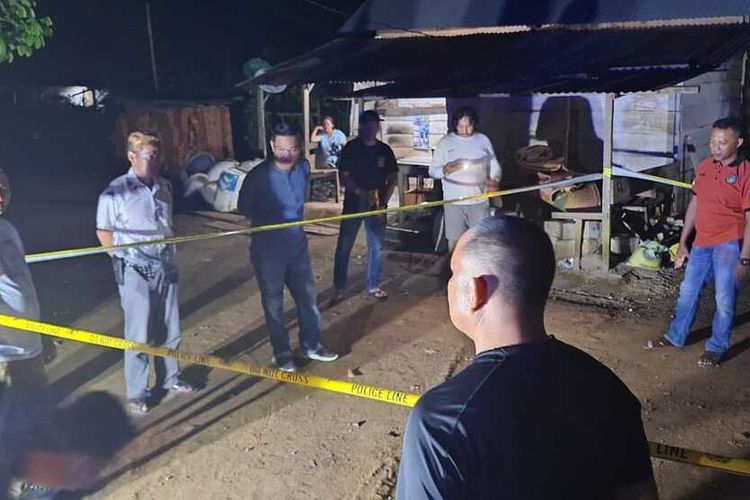 Polisi melakukan olah TKP di RT 08, Kelurahan Petanang Ulu, Kecamatan Lubuklinggau Utara I, kota Lubuklinggau, Sumatera Selatan yang merupakan tempat duel berdarah dua orang pria pada malam lebaran, Senin (17/6/2024).