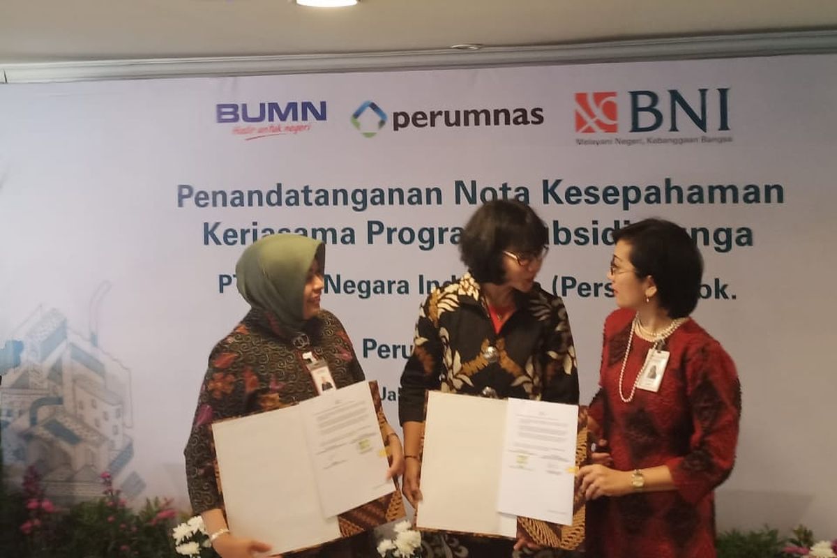 Penandatanganan Nota Kesepahaman Kerjasama Program Subsidi Bunga untuk Fasilitas KPR/KPA (BNI Griya) dalam Rangka HUT Perumnas ke-45 antara Pemimpin Divisi Penjualan Konsumer BNI Hermita dan Direktur Pemasaran Perumnas Anna Kunti di Jakarta, Kamis (25/7/2019). 