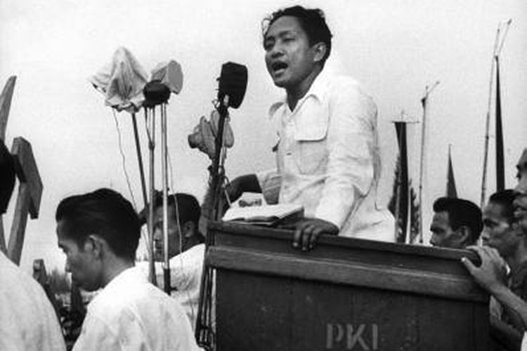 DN Aidit berbicara pada pertemuan Pemilu 1955.