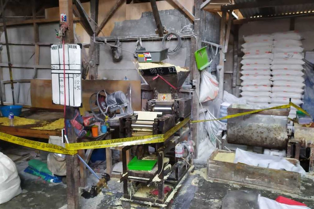 Sebuah Pabrik mie berbahan formalin di Kabupaten Bandung digrebeg jajaran Polresta Bandung. Dalam sehari pabrik tersebut berhasil memproduksi sebanyak 2 ton mie. Selain itu, Polisi juga berhasil mengamankan pemilik pabrik dan 13 orang saksi.