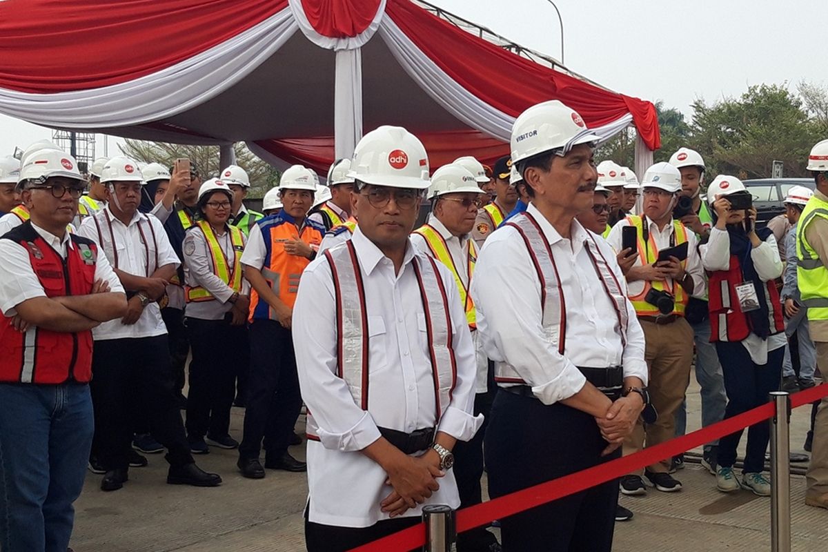 Menteri Perhubungan Budi Karya Sumadi dan Menteri Koordinator Bidang Kemaritiman Luhut Binsar Pandjaitan ketika meninjau proyek LRT Jabodebek di Stasiun Harjamukti, Cibubur, Minggu (13/10/2019).