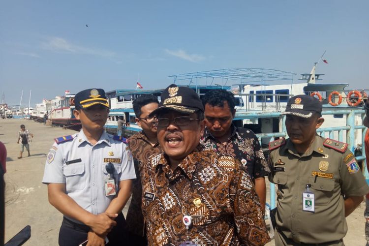 Wakil Bupati Kepulauan Seribu Junaedi memberikan keterangan pada wartawan saat meninjau Pelabuhan Kali Adem, Kamis (7/2/2019).