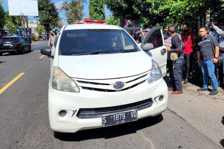 Polisi melakukan olah TKP pada mobil yang tiba-tiba terhenti di Jalan Sodanco Supriyadi, Kota Blitar pada Sabtu (17/9/2022) lalu. Pengemudi mobil tersebut, OSH (43), ditemukan meninggal dalam posisi terduduk di kursi kemudi.