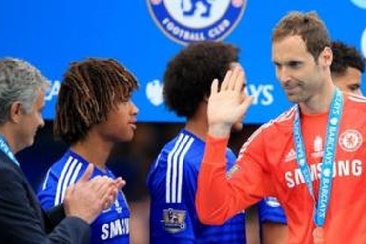 Manajer Chelsea, Jose Mourinho (paling kiri) bersama Petr Cech.