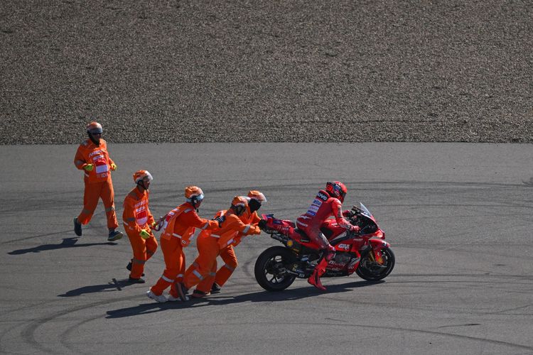 Pebalap Ducati Lenovo, Marc Marquez, terbang ke Spanyol usai mengalami crash dengan Marco Bezzecchi di MotoGP Mandalika 2025. (ANTARAFOTO/Aditya Pradana Putra/YU)

