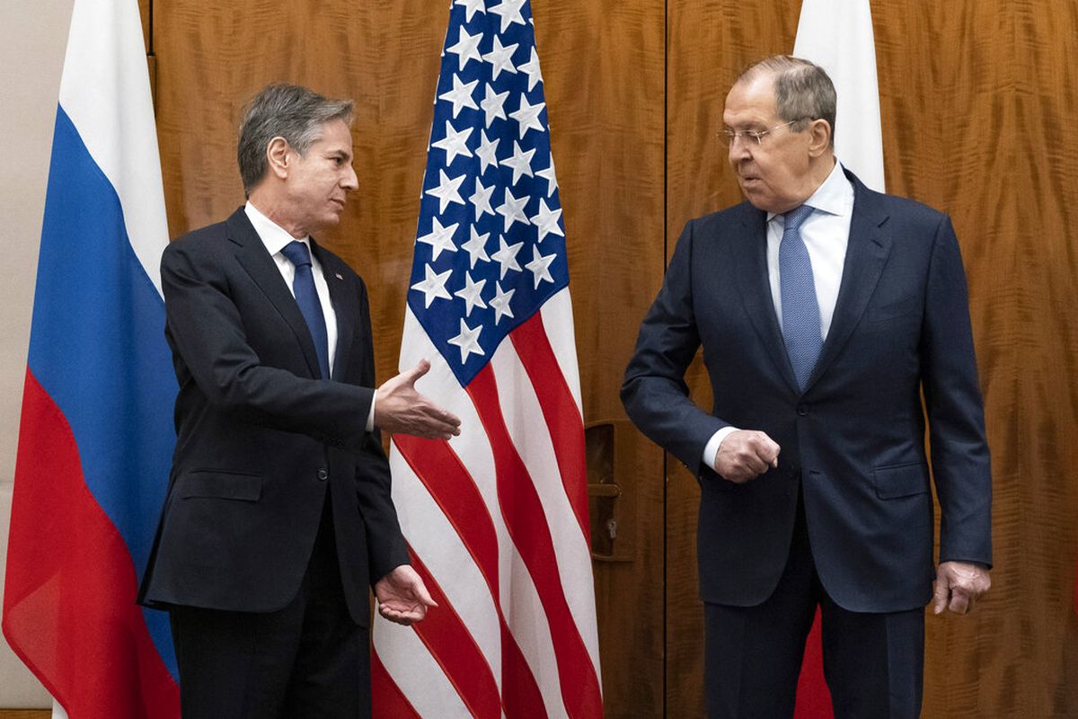 Menteri Luar Negeri AS Antony Blinken, kiri, menyapa Menteri Luar Negeri Rusia Sergey Lavrov sebelum pertemuan mereka, di Jenewa, Swiss, Jumat, 21 Januari 2022