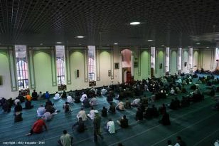 Jemaah saat shalat id di masjid di glasgow