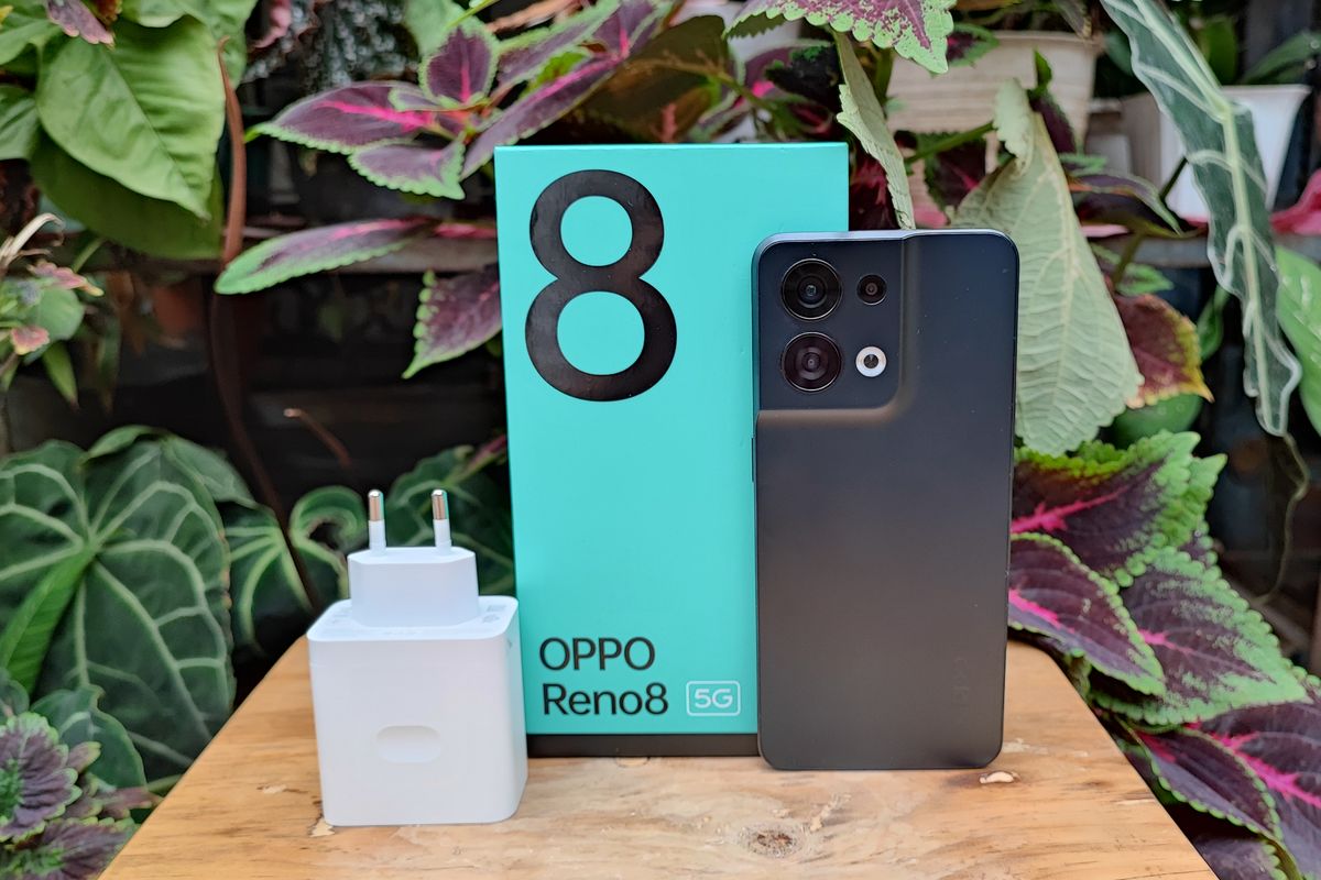 Oppo Reno 8 5G varian warna Shimmer Black versi kemasan ritel Indonesia.