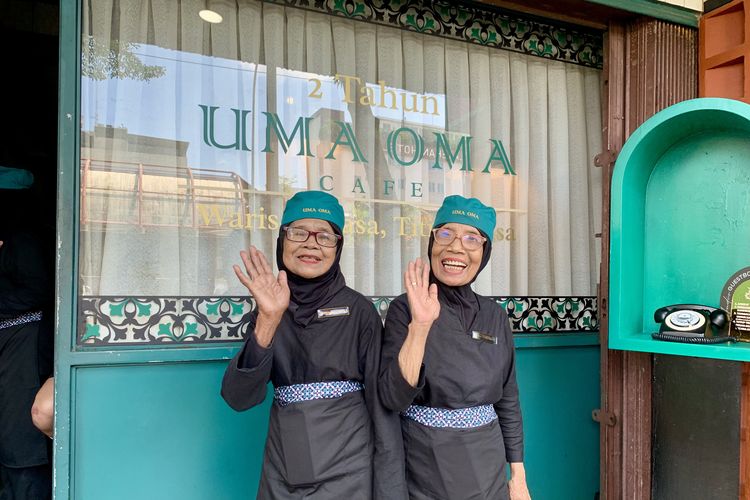 Oma Warsinah (80) dan Oma Rustinah (83) yang bekerja di Uma Oma Cafe Blok M, Jakarta Selatan.