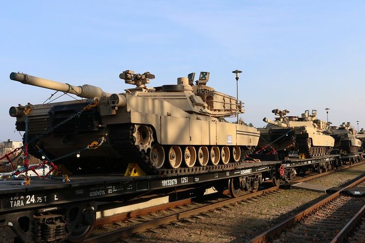 Deretan tank Abrams milik Angkatan Darat Amerika Serikat saat tiba menggunakan kereta di kota Pabrade, Lithuania, Senin (21/10/2019).