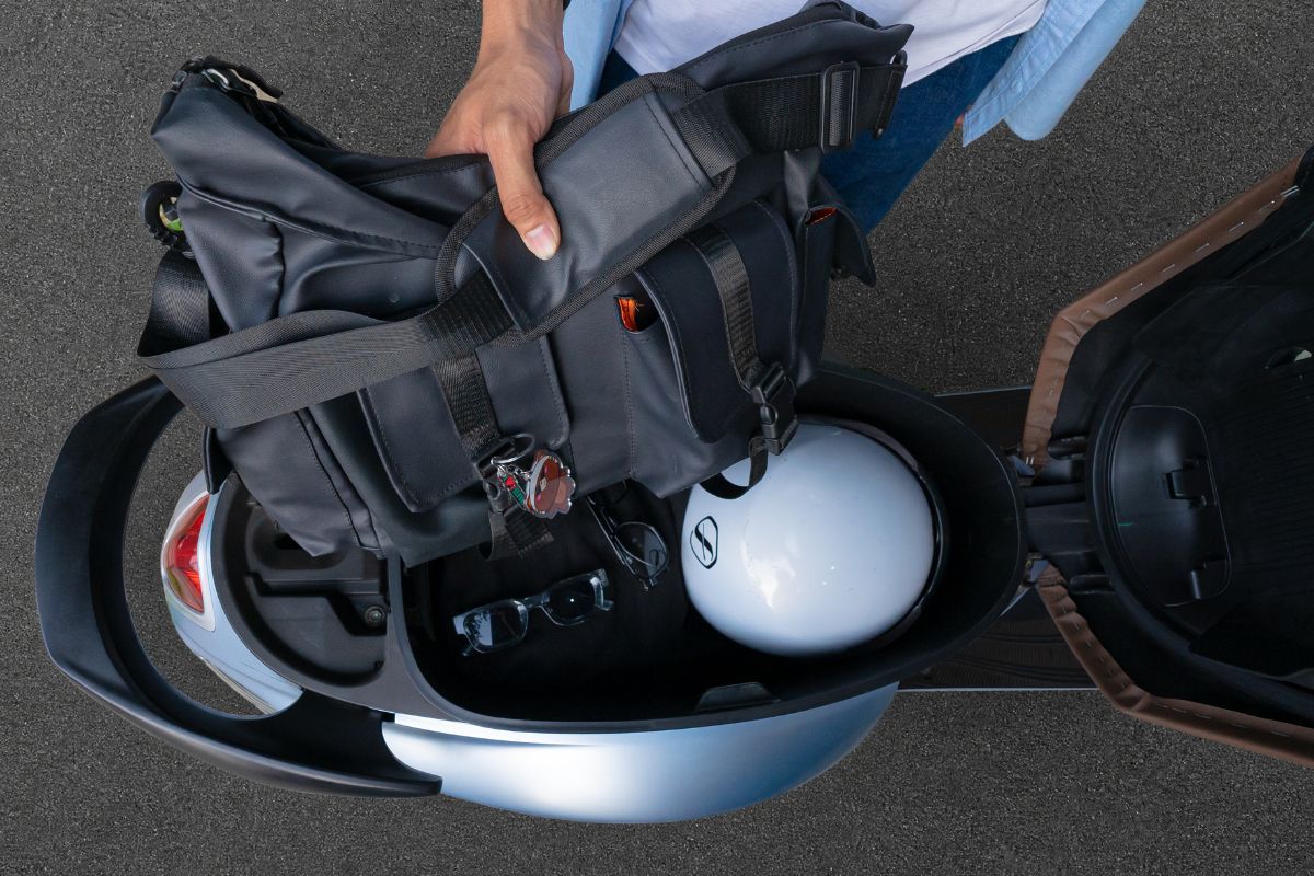 Yamaha Grand Filano Hybrid memiliki bagasi berkapasitas 27 liter yang dapat digunakan untuk menyimpan berbagai barang bawaan, termasuk helm dan tas. 