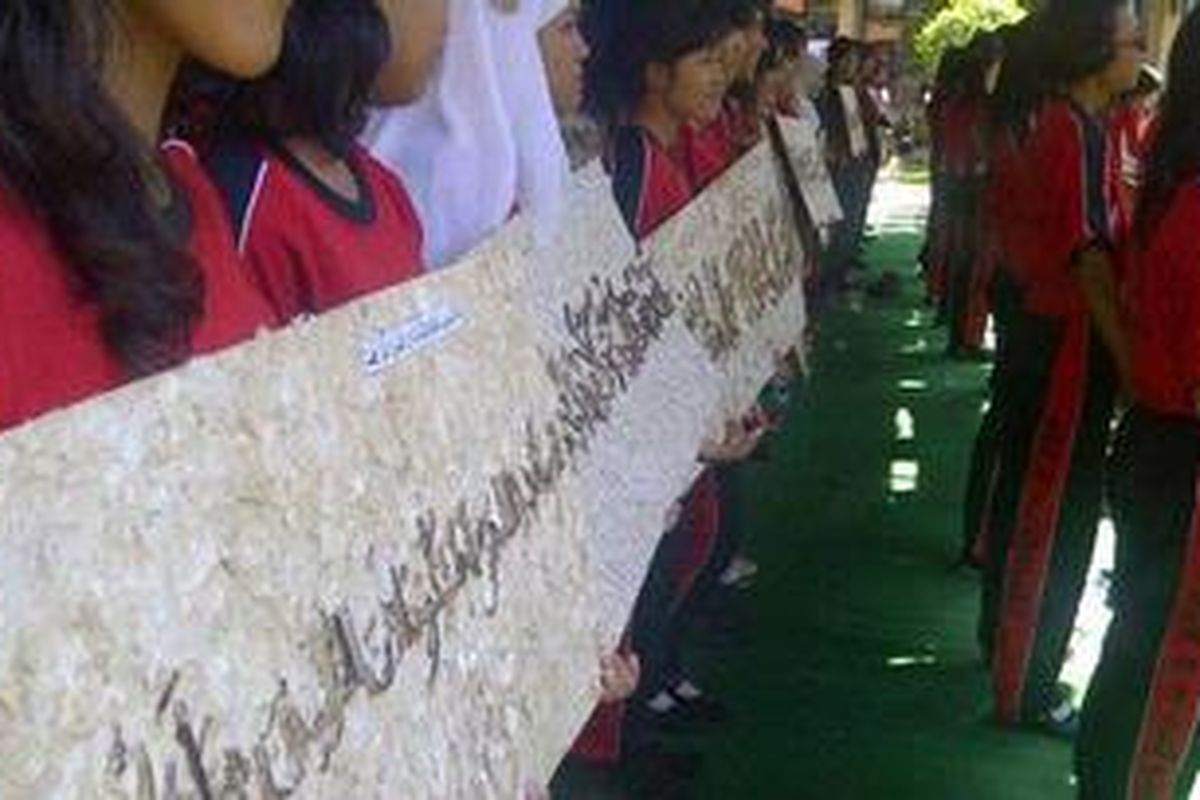 SMK Negeri 2 Semarang mendapatkan penghargaan dari Museum Rekor Indonesia (MURI) dengan memecahkan rekor kaligrafi terbuat dari pelepah pisang terpanjang yakni 720 meter, Sabtu (12/5/2012).