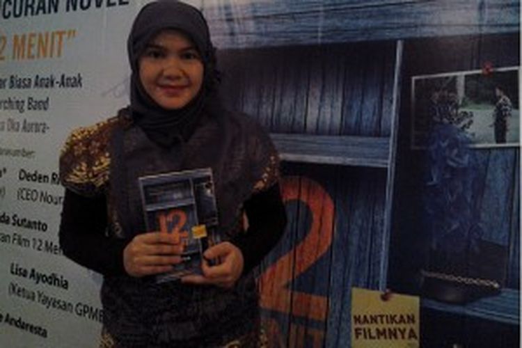 Oka Aurora, penulis skenario film dan novel berjudul 12 Menit.