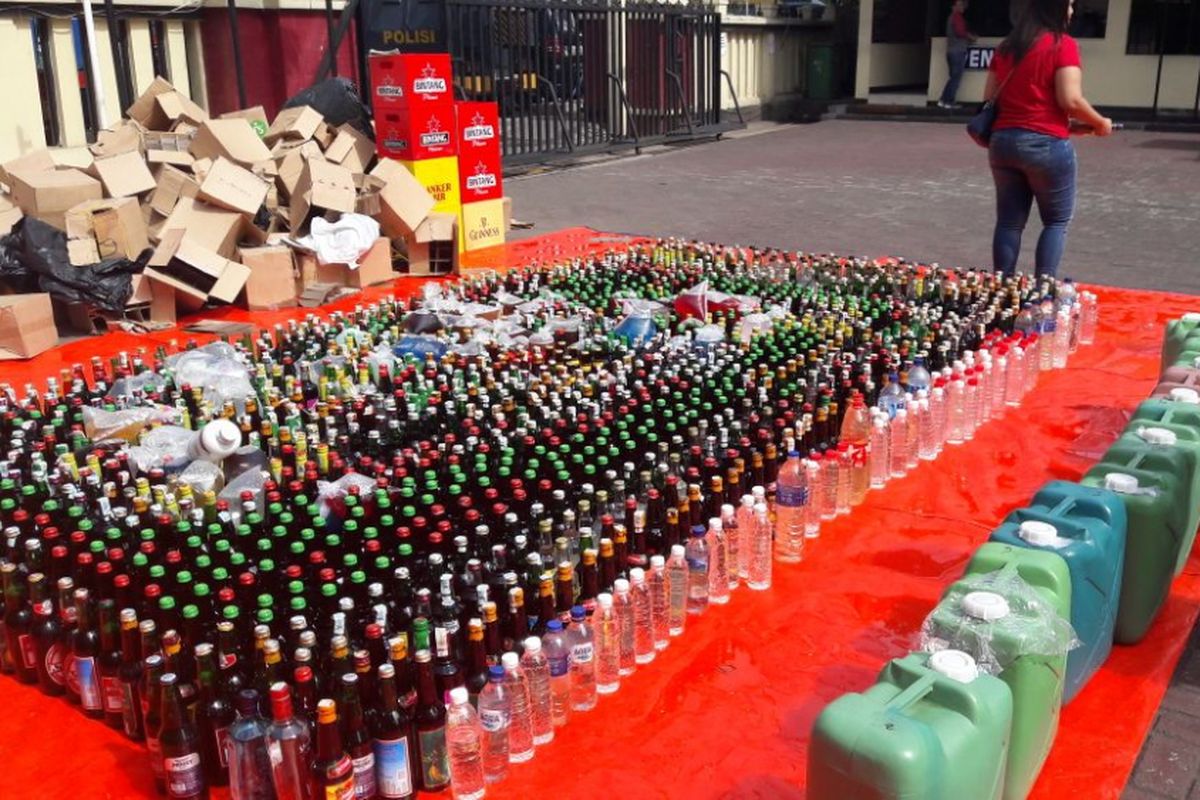 Polres Metro Jakarta Pusat memusnahkan 2.109 botol minuman keras (miras)  yang didapatkan dari hasil razia  operasi cipta kondisi peredaran miras oplosan dan tak berizin periode Januari hingga awal April 2018,  Senin (9/4/2018). 