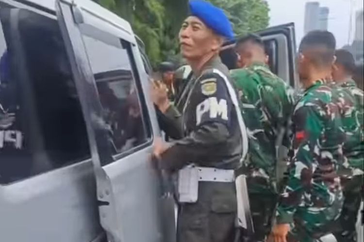 Momen rombongan TNI AD menghentikan upaya melarikan diri pelaku curanmor dan tabrak lari di ruas Tol Kebon Jeruk, Jakarta Barat 