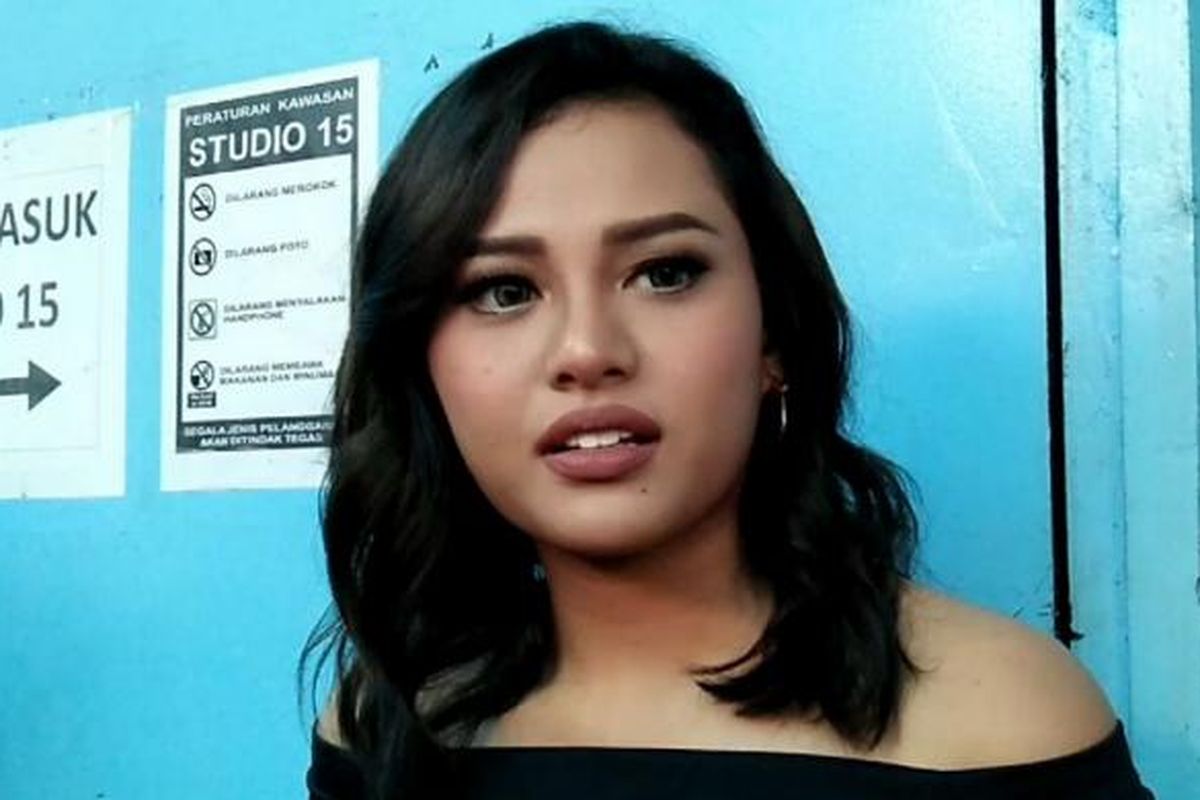 Aurel Hermansyah dijumpai sesudah menjadi bintang tamu sebuah acara bincang-bincang di Studio TransTV, Mampang, Jakarta Selatan, pada Selasa (7/2/2017).