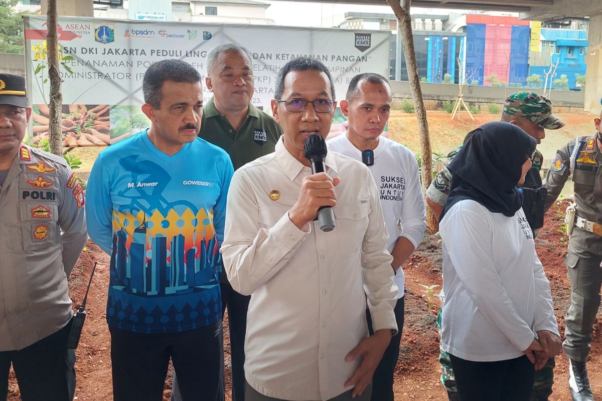 Penjabat Gubernur DKI Jakarta Heru Budi Hartono ditemui di kolong Tol Becakayu, Duren Sawit, Jakarta Timur, Jumat (19/5/2023).