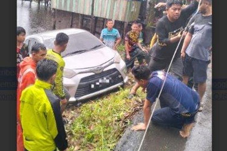 Proses evakuasi mobil tercebur di Muning Tengah, Daha Selatan, HSS oleh Satpol PP dan Damkar, Tim relawan gabungan warga setempat, bersama Polsek Daha Selatan dan Koramil. Polisi beberkan kronologi kejadian mobil tercebur