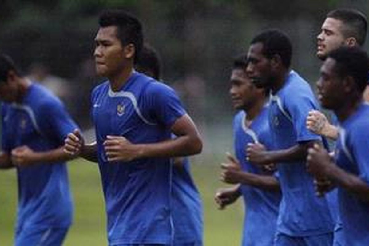 Pemain timnas U-23 menjalani pemusatan pelatihan nasional di Lapangan C, Gelora Bung Karno, Jakarta, Jumat (28/1/2011). Latihan timnas U-23 asuhan Alfred Riedl ini diproyeksikan untuk menghadapi SEA Games 2011 dan Pra-Olimpiade 2012. 