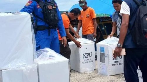KPU Sumbawa Kirim Logistik Pemilu Lewat Laut Bergelombang Tinggi